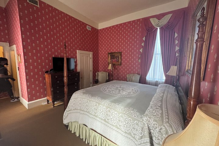 Room 124 of 142