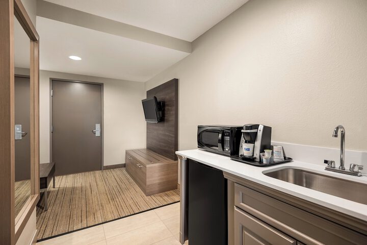 Holiday Inn Express Hotel & Suites Fredericksburg by IHG