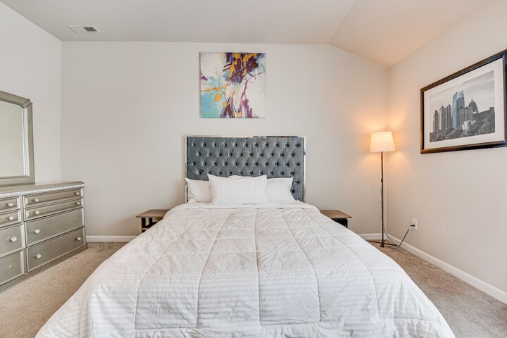 Union City Townhome: 17 Mi to Downtown Atlanta!
