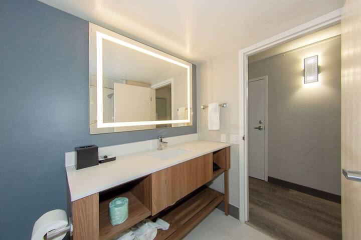 Room 32 of 67