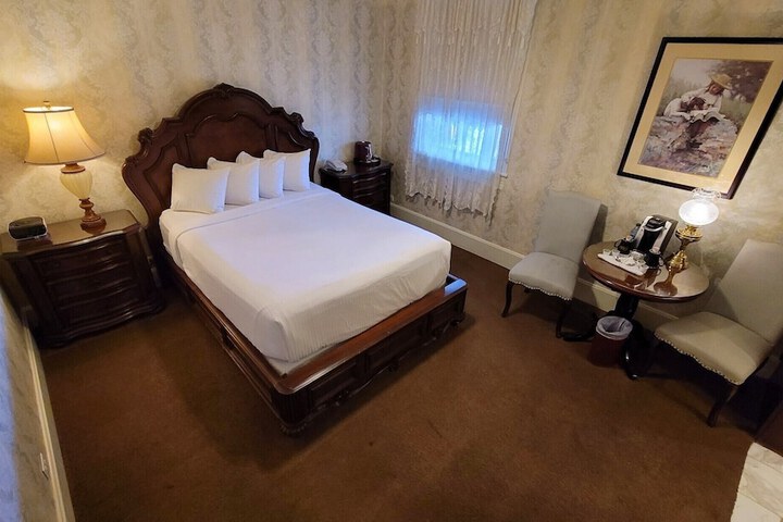 Room 17 of 104
