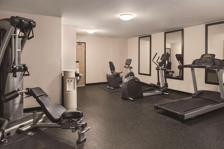 Country Inn & Suites by Radisson Dubuque, IA