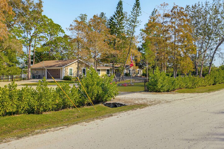 Peaceful Loxahatchee Apartment w / Covered Porch
