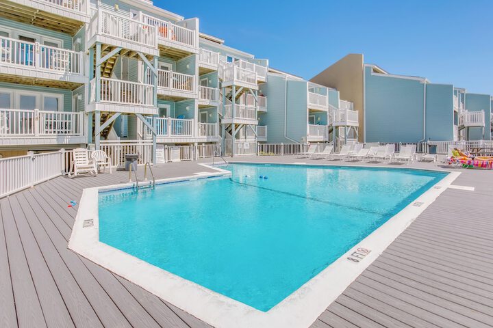 salt & Light Oceanfront Condo w / Pool & Elevator