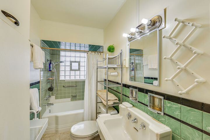 Rustic Chic Retreat: 4 Mi to Kennywood!