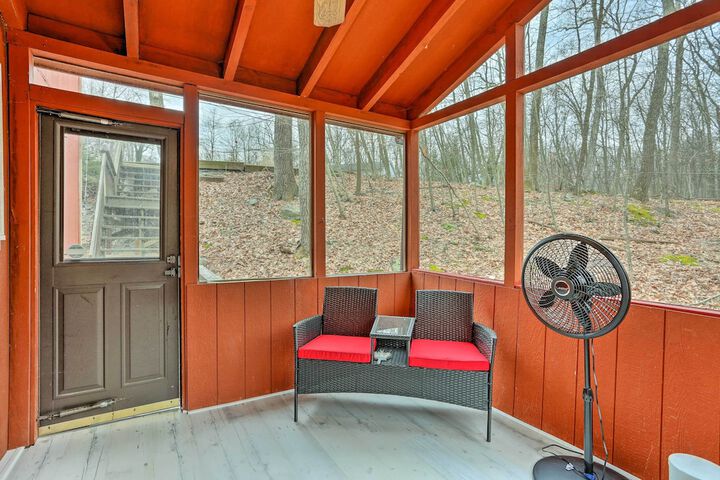4 Mi to Tubing: Cozy Bushkill Cabin w / Deck!