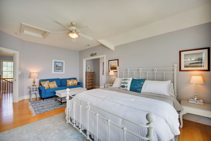 Bayfront White Stone Escape w / Private Beach!