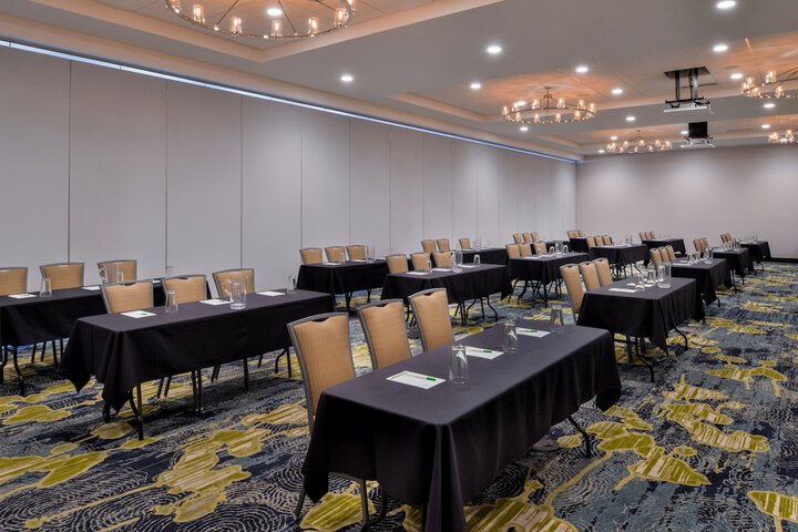 Holiday Inn & Suites Farmington Hills - Detroit NW by IHG