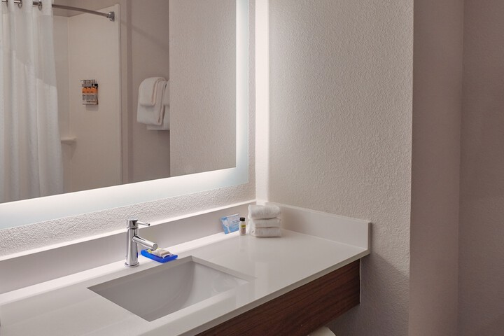 Holiday Inn Express & Suites Akron Regional Airport Area by IHG