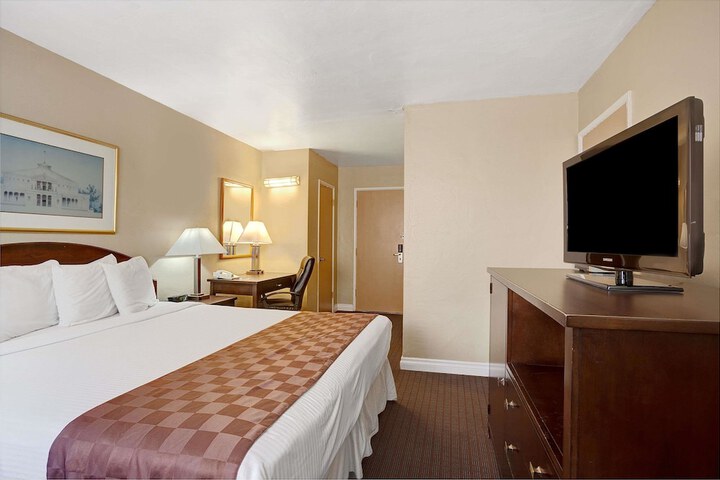Room 9 of 14