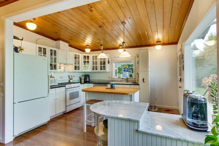 Puget Sound Cottage w / Private Community Beach!
