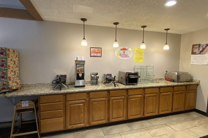 Super 8 by Wyndham Green Bay Near Stadium