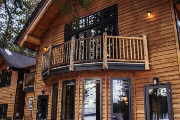 The Suttle Lodge & Boathouse