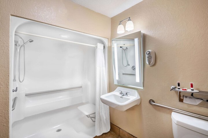 Room 10 of 26