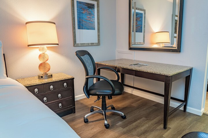 Room 25 of 47