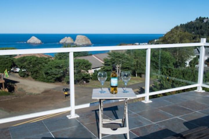 Oceanside Paradise 3 Br home by RedAwning