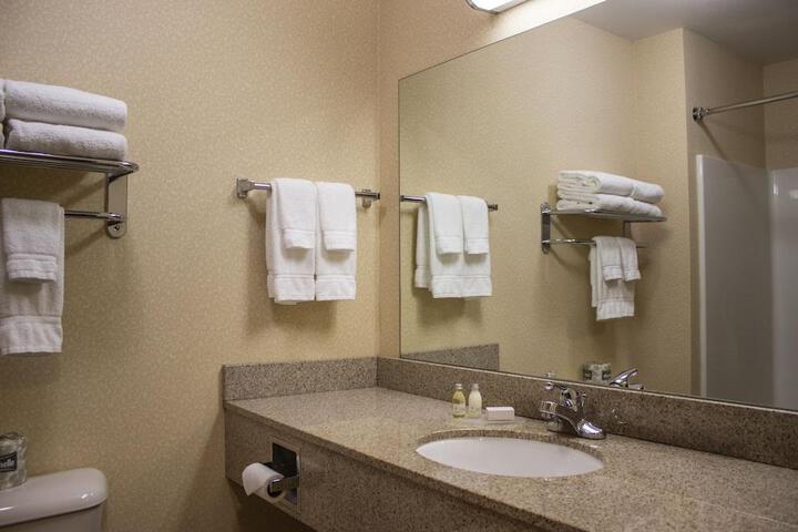 COMFORT INN & SUITES