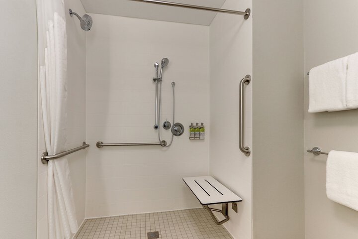 Holiday Inn Express & Suites Roanoke – Civic Center by IHG