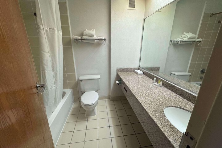 Room 10 of 28