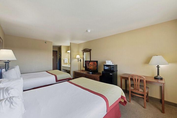 Pinedale Hotel & Suites