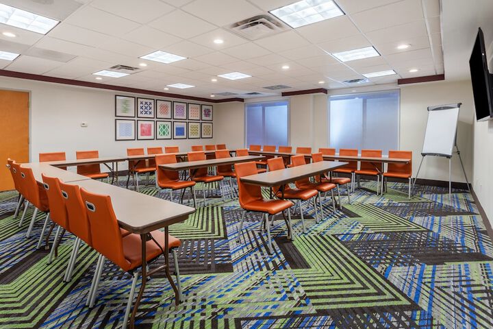 Holiday Inn Express & Suites Cedar Falls - Waterloo by IHG