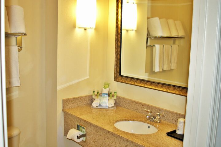 Room 6 of 25