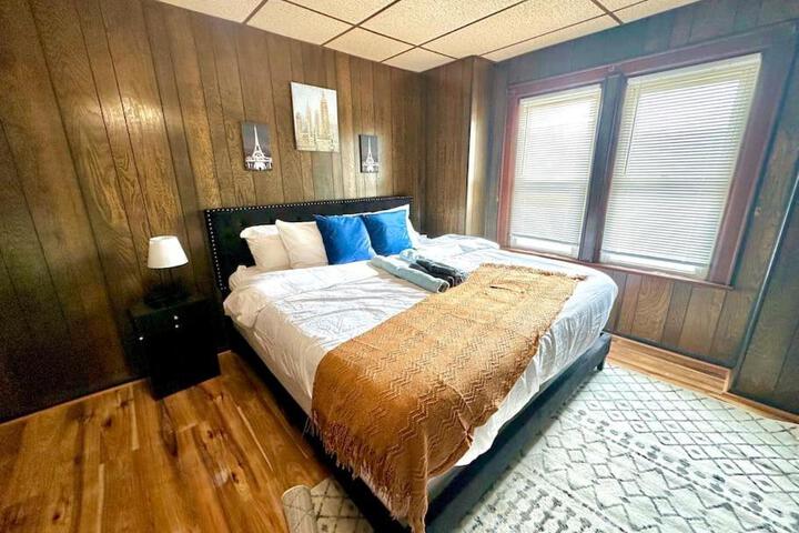 5 bedroom House King Beds 1 Bath 20 Min to Falls