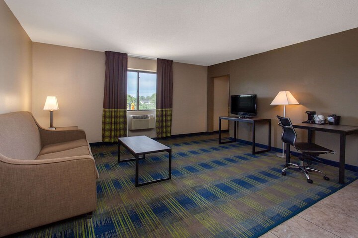 Super 8 by Wyndham Cromwell / Middletown