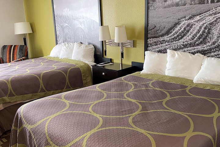 Super 8 by Wyndham Independence IA
