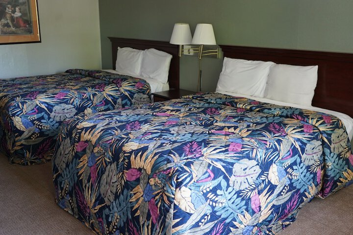 Room 6 of 12