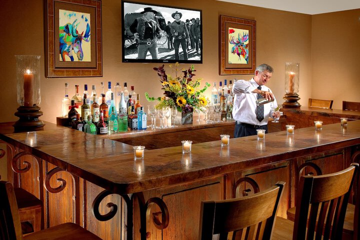 Lounge 44 of 48