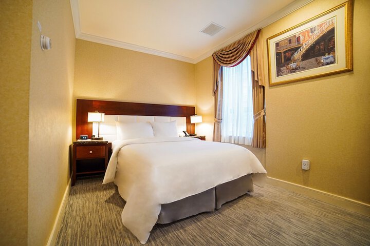 Room 30 of 83
