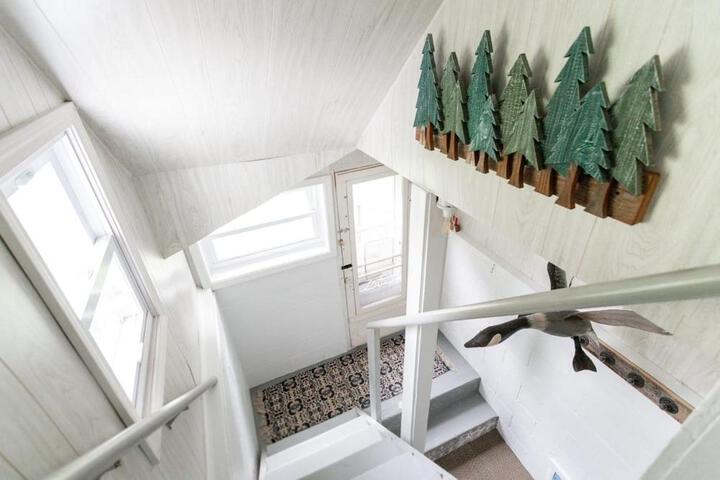 Cedar Creek Cottage Close to Downtown Traverse City Beaches and the TART Trail