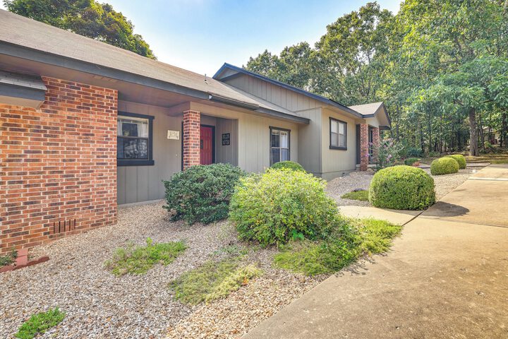 Bella Vista Townhome w / Deck Near Back 40 Trail!
