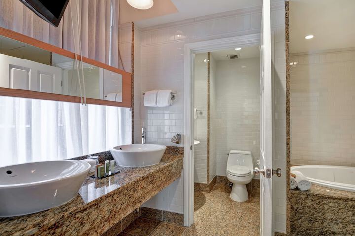The Cincinnatian Hotel Curio Collection by Hilton