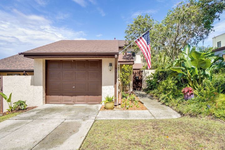 Walk to Restaurants: Downtown Leesburg Townhome!
