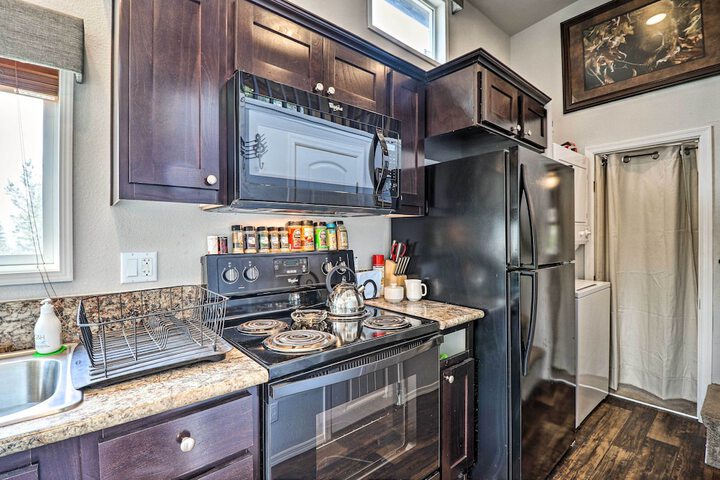 Eureka Tiny Home w / Hot Tub & Community Beach!