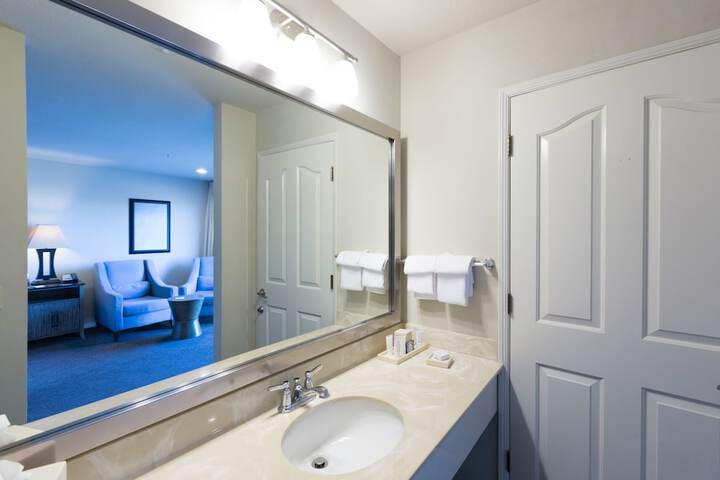 Cambria Landing Inn & Suites
