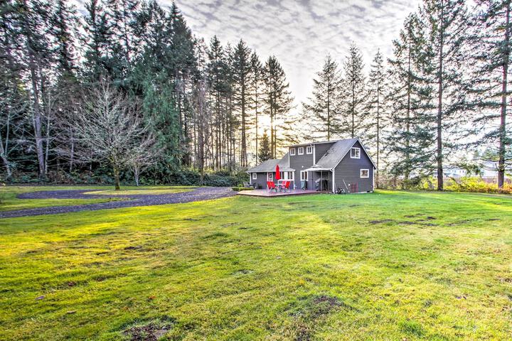 Peacock Hill Retreat on 1 Acre 1 Mi to Harbor
