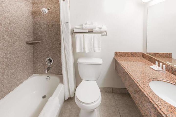 RAMADA BY WYNDHAM MEDFORD HOTEL AND CONF