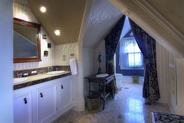 Gingerbread Mansion Inn