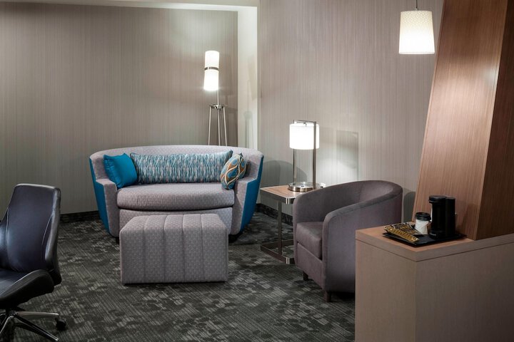 Lounge 37 of 39