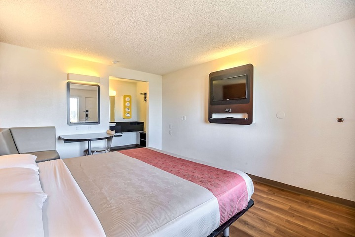 Room 17 of 33