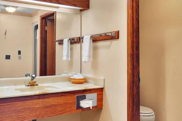 Coachman Inn & Suites