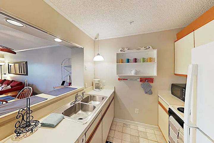 New Listing! Top-floor - Pool Walk To Beach 2 Bedroom Condo