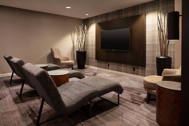 Lounge 37 of 41