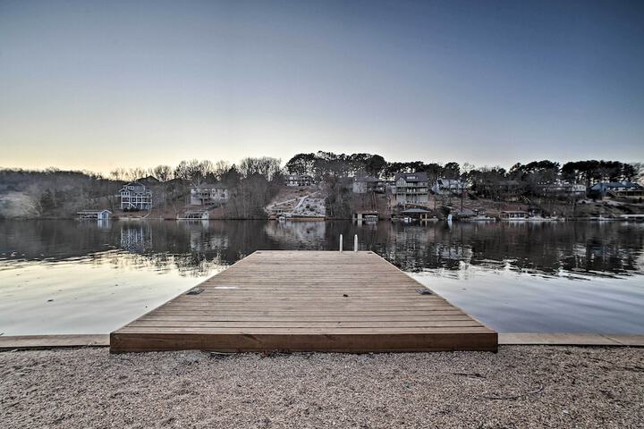 Lakefront Retreat w / Dock & Beach: 2 Miles to Golf