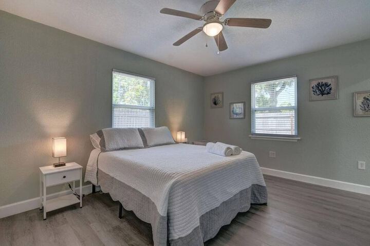 Heated Pool Close to St. Pete Tampa Pet Friendly
