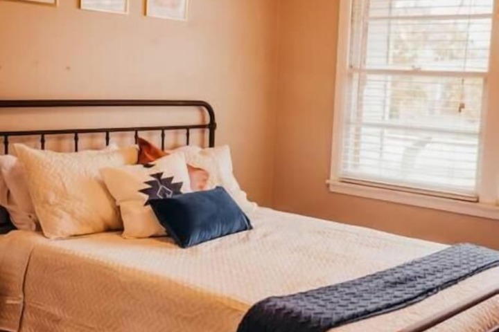 The Burrow-Cozy 3 BDRM HM - Free Parking