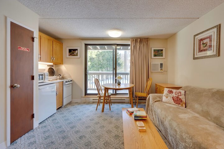 Close to Smuggs Lifts! Cozy Mountain-view Condo